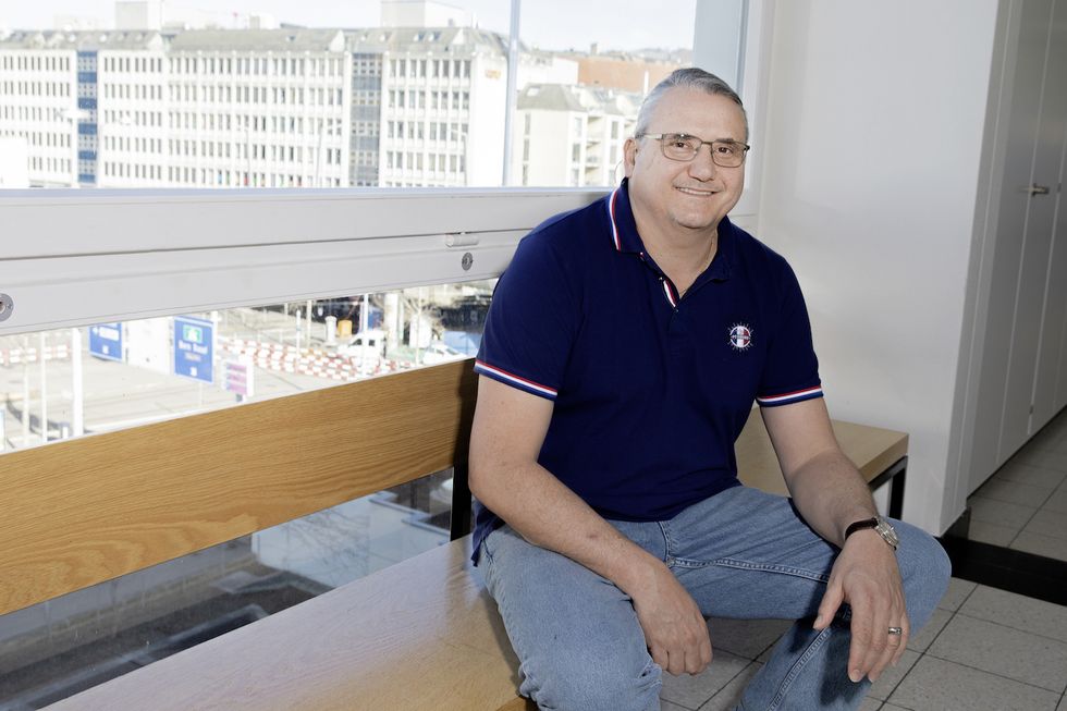 Marcel Eichenberger sitzt am Fenster. 