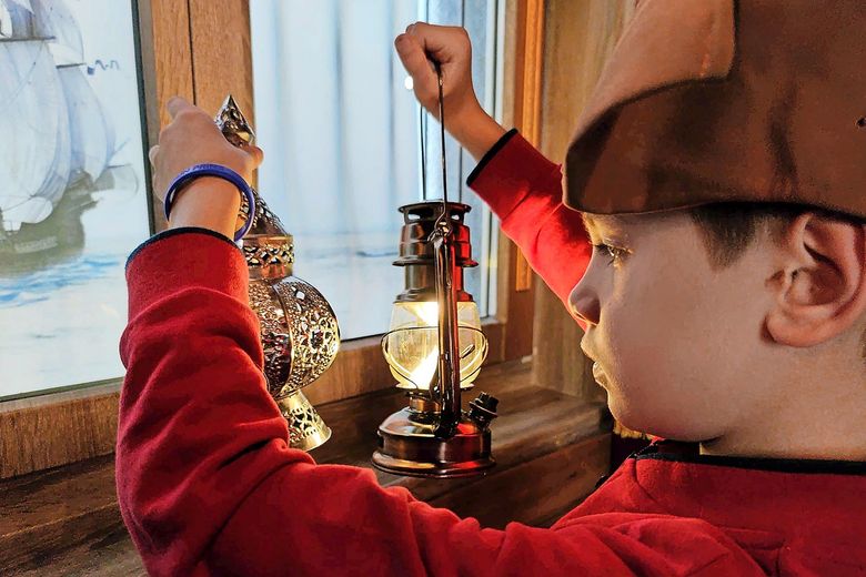 Ein Junge sucht nach Hinweisen im Escape Room.