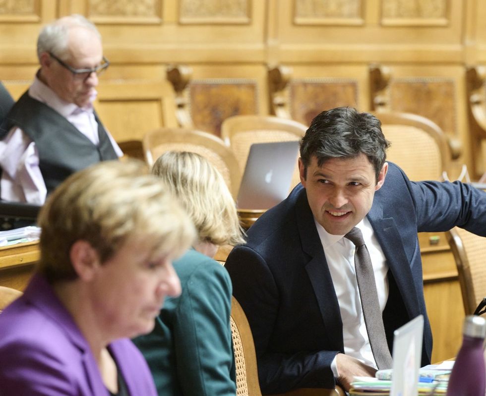 Nationalrat Matthias Aebischer im Nationalratssaal in Bundeshaus in Bern im Gespräch