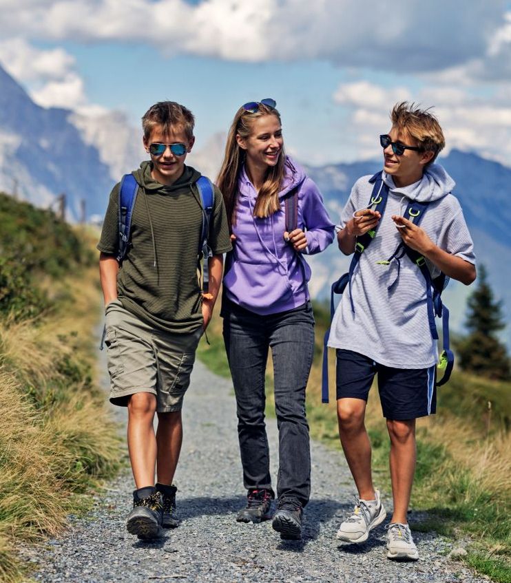 Jugendliche beim Wandern in den Bergen.
