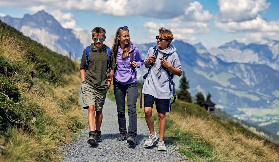 Jugendliche beim Wandern in den Bergen.