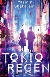 Ein Pärchen läuft Hand in Hand durch eine verregnete, neonbelichtete Strasse.