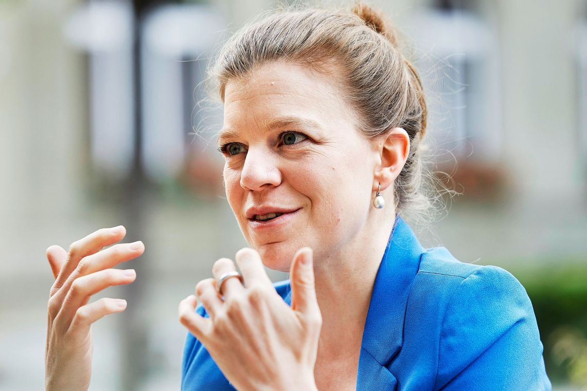 Im Gespräch gestikuliert Nationalrätin Masshardt mit den Händen.