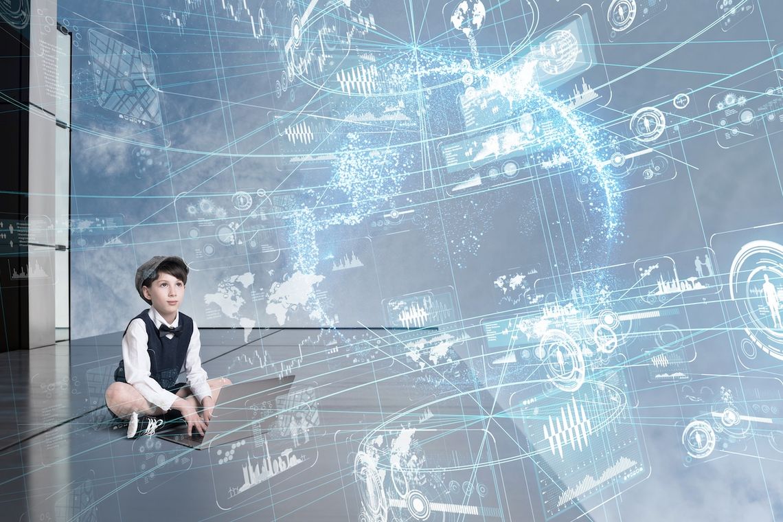 Ein Kind sitzt am Boden und bearbeitet mit dem Computer eine virtuelle 3-D-Simulation.