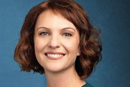 Frau mit rötlichem Haar.