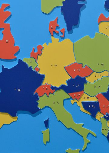 Bunte Reliefkarte von Europa mit Brailleschrift.