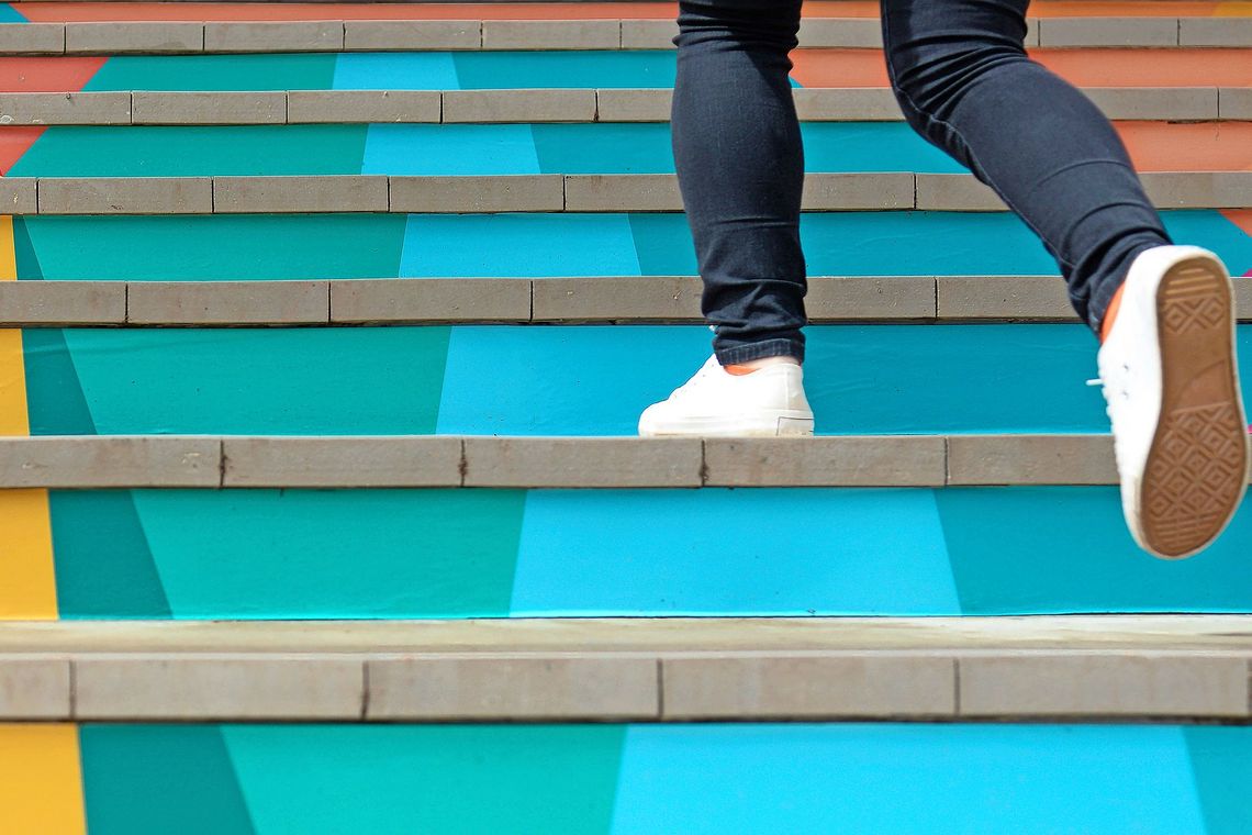 Ein Kind läuft Treppen hoch.