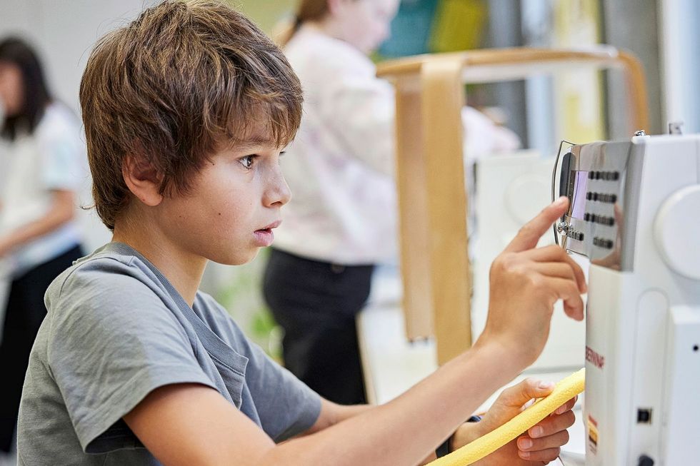 Der Jugendliche arbeitet hochkonzentriert.