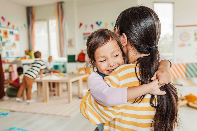 Kleines Kind umarmt eine Frau.