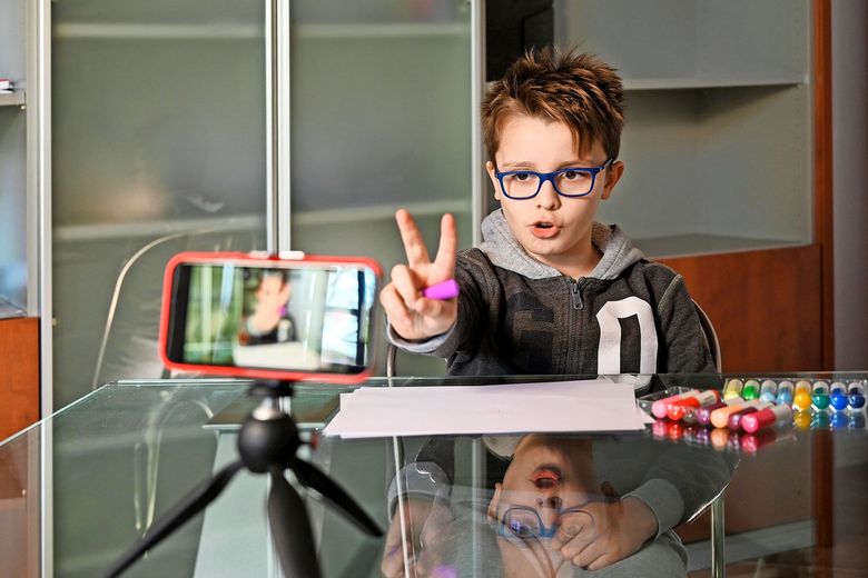 Blick über ein Handy, mit dem ein Kind gerade ein Video aufnimmt.