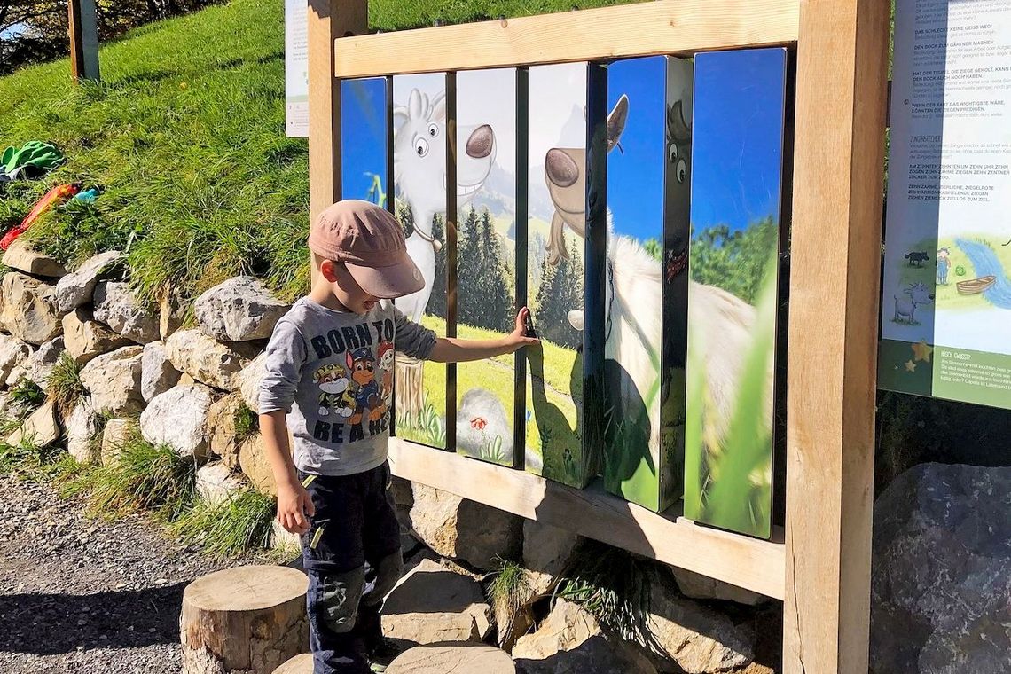 Ein Kind löst ein Puzzle auf dem Geissenweg.