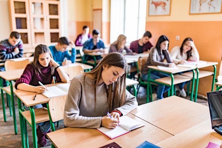 Klasse arbeitet selbstständig an einer Aufgabe.