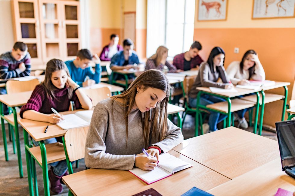Klasse arbeitet selbstständig an einer Aufgabe.