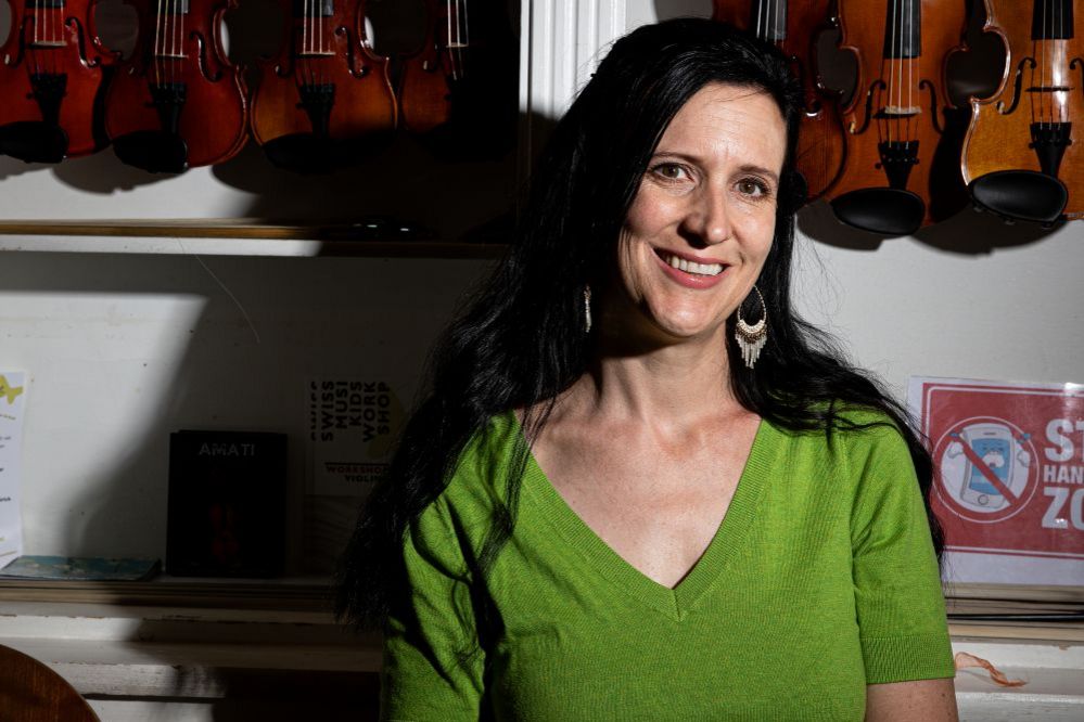 Frau in grünem Oberteil