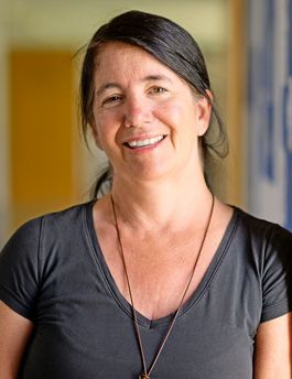 Ein Porträtfoto von Géraldine Eliasson. Sie hat dunkle, lange Haare.