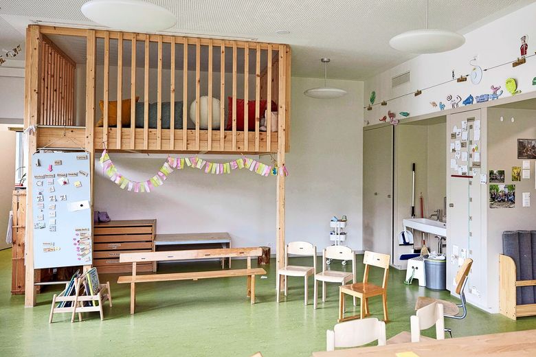 Ein Schulzimmer mit einem Holzbau, der als Rückzugsort dient.