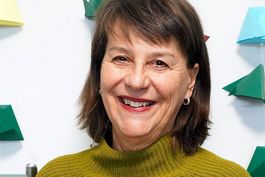 Frau in grünem Pulli