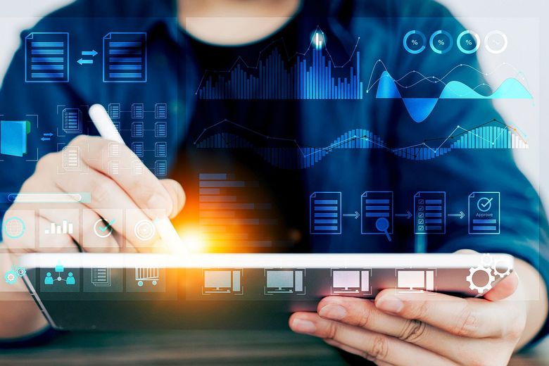 Ein Stift berührt die digitale Arbeitsfläche eines Tablets.