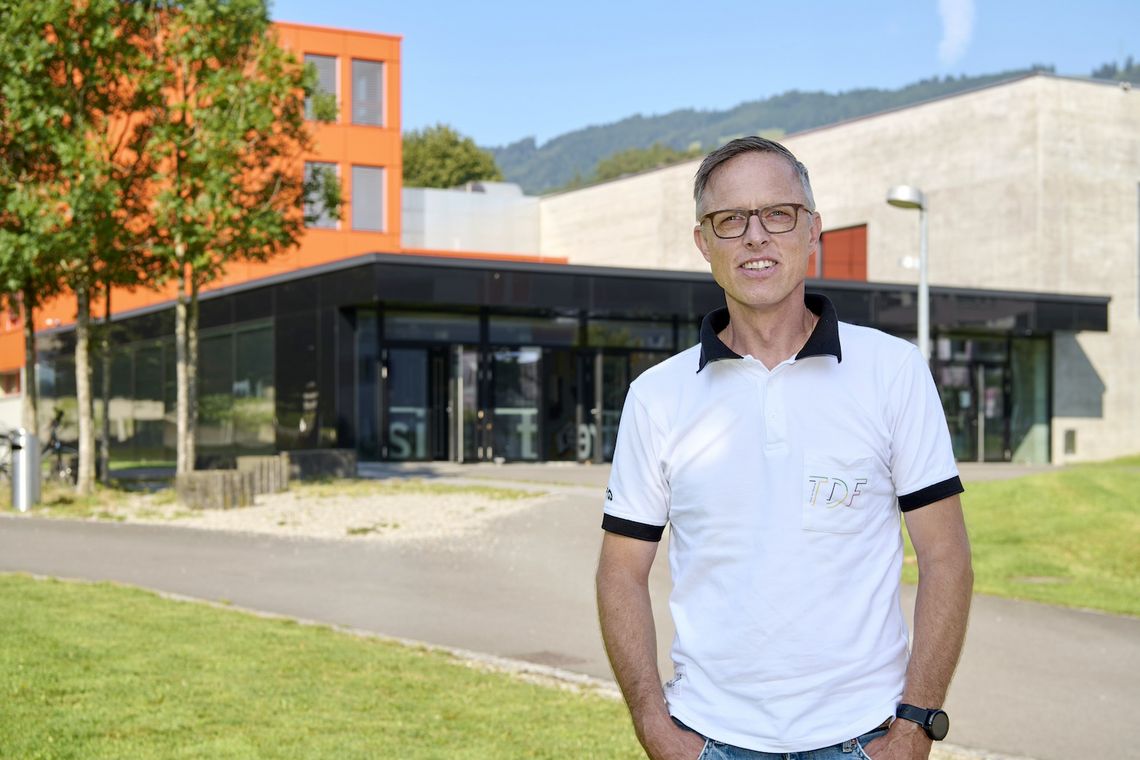 Marco Schraner vor dem Schulhaus in Altstätten