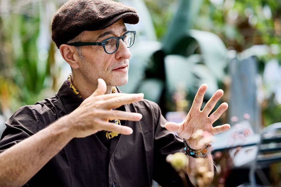 Buchautor Daniele Meocci gestikuliert im Gespräch.