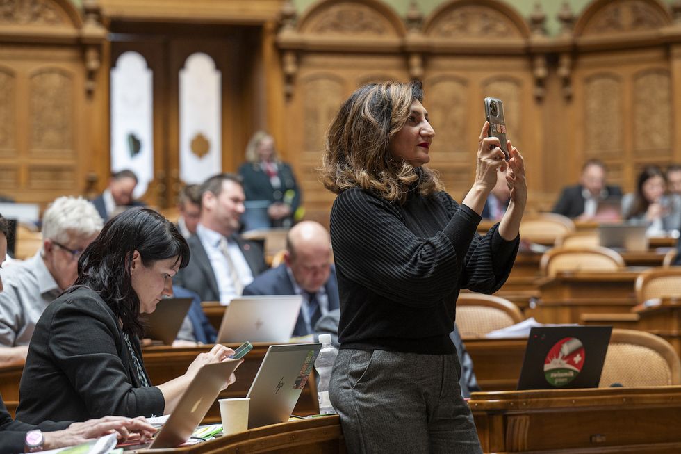 PARLAMENT FRÜHLINGSSESSION 2024 Nationalrätin Sibel Arslan im Nationalratssaal beim Fotografieren.