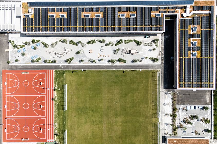 Chur Schulhaus Fortuna Grosses Schulhaus mit Wiese von oben,