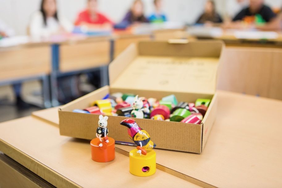 Eine Sammlung kleiner Holzobjekte, die Kinder zugunsten von Swissaid verkaufen. Foto: Swissaid