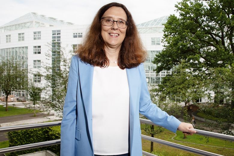 Franziska Staub steht auf einem Balkon.