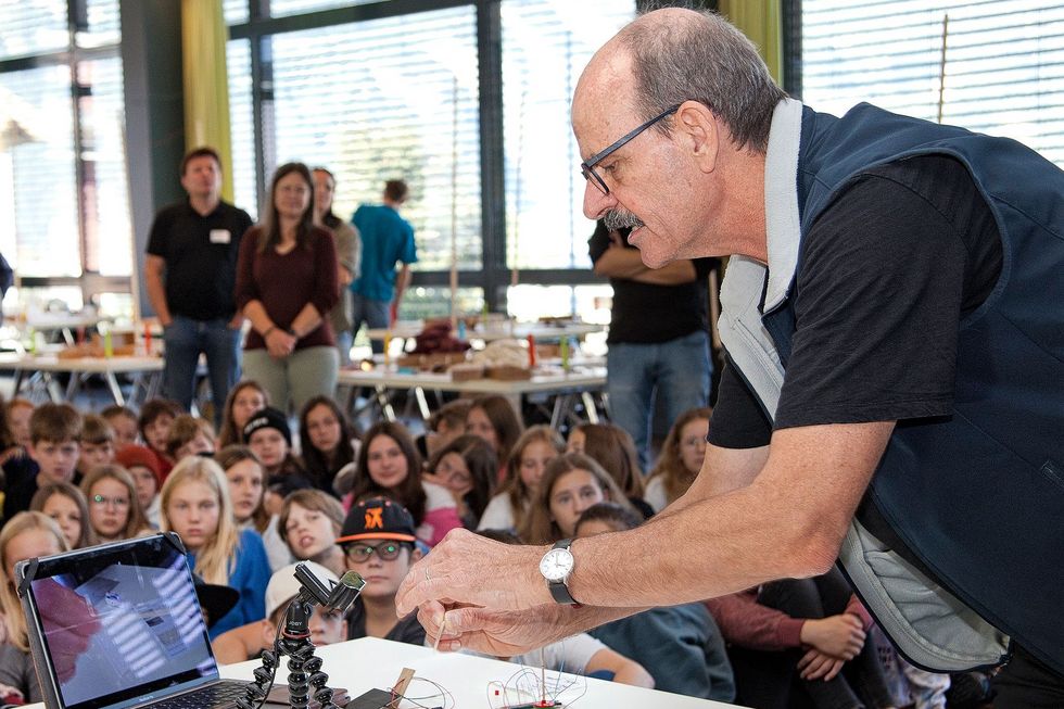 Kinder schauen gebannt auf die Demonstration am Erfindetag.