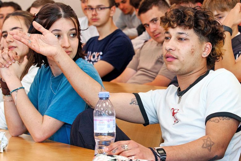 Jugendliche debattieren.