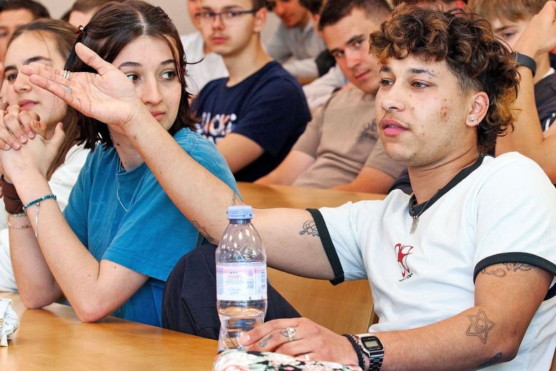 Jugendliche debattieren.