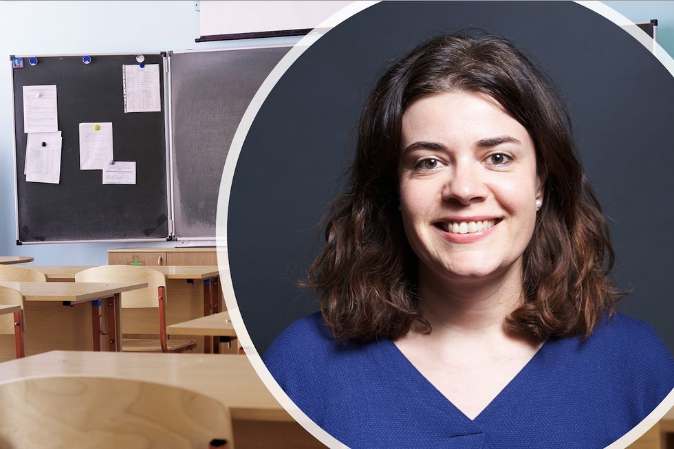 Blick auf Lehrerpult und Wandtafel. Daneben das Porträt von Nadine Peter.