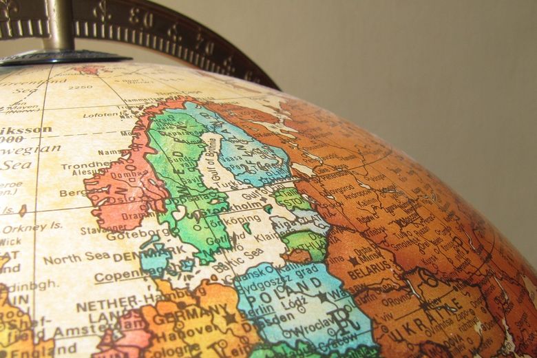Bildausschnitt zeigt Skandinavien auf einem Globus.