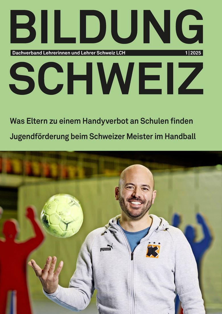 Marco Lüthi wirft einen Handball in die Luft.