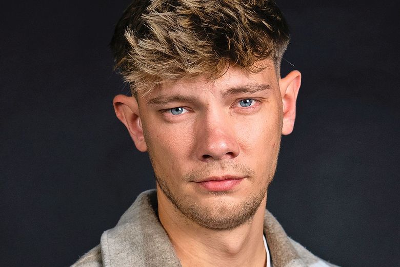 Junger Mann mit dunkelblondem Haar.