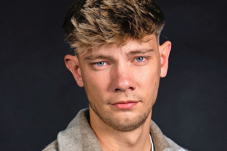 Junger Mann mit dunkelblondem Haar.