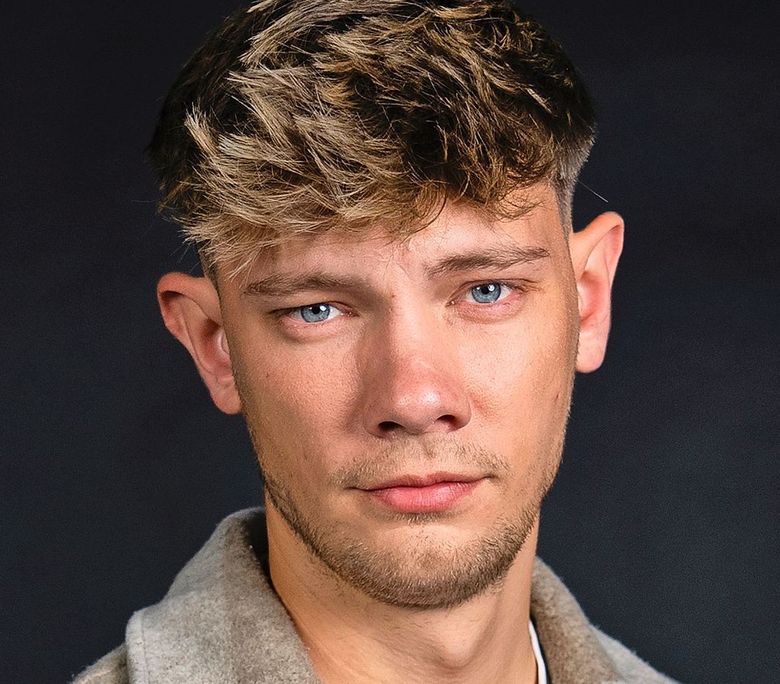 Junger Mann mit dunkelblondem Haar.