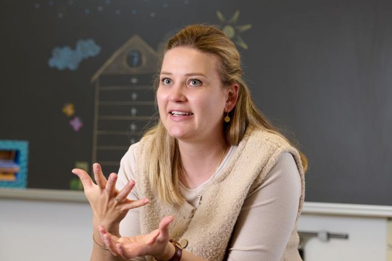 Blonde Frau im Gespräch.