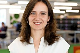 Frau in weisser Bluse.