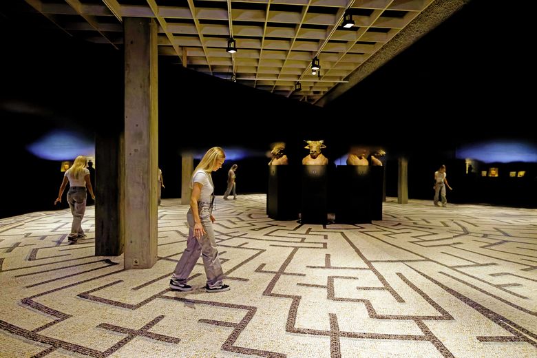 junge Frau geht ein Labyrinth ab