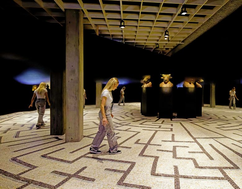 junge Frau geht ein Labyrinth ab