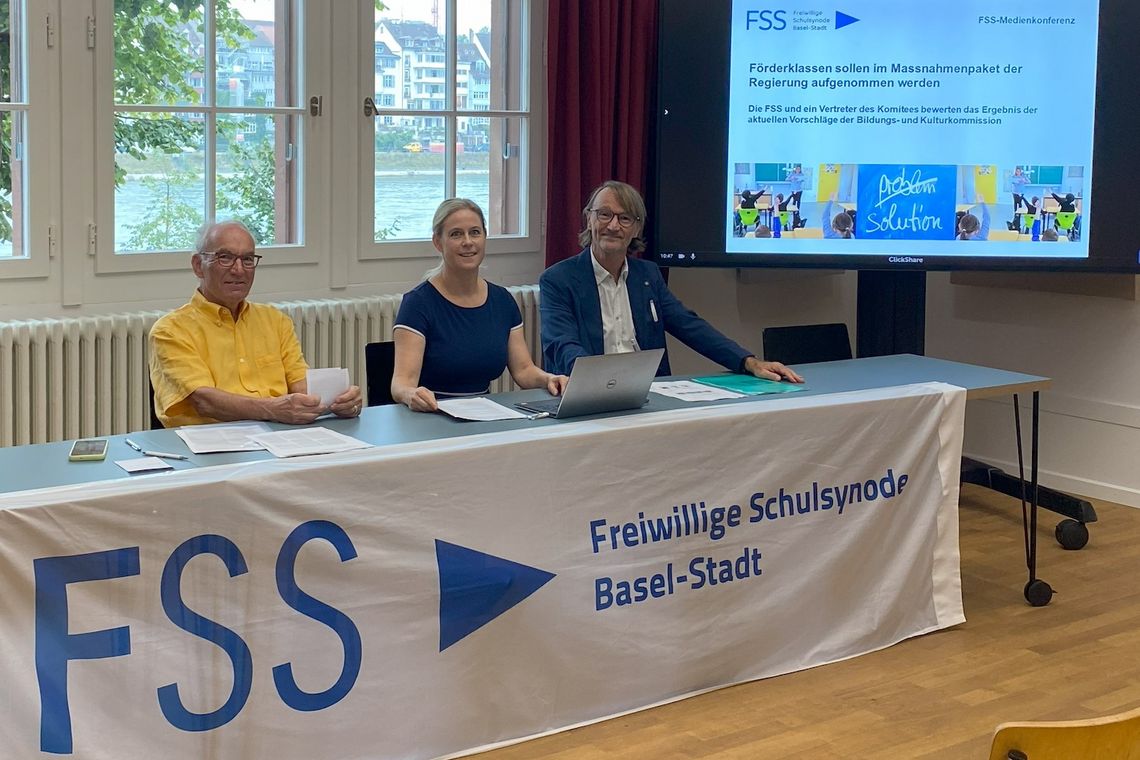 Medienkonferenz mit zwei Vertretern und einer Vertreterin der Freien Schulsynode Basel