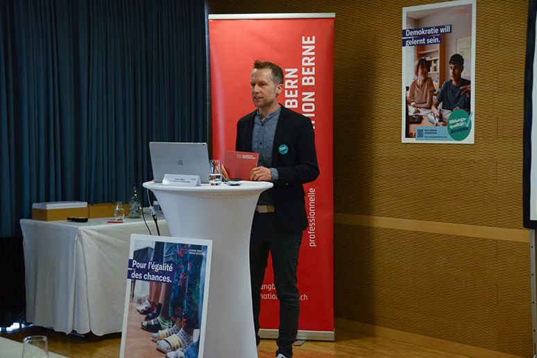 Stefan Wittwer, Geschäftsführer Bildung Bern, präsentiert die Initiative der Öffentlichkeit. Foto: Barbara Bissig