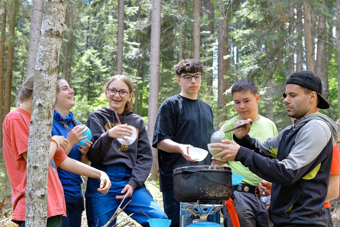 Jugendliche im Wald.