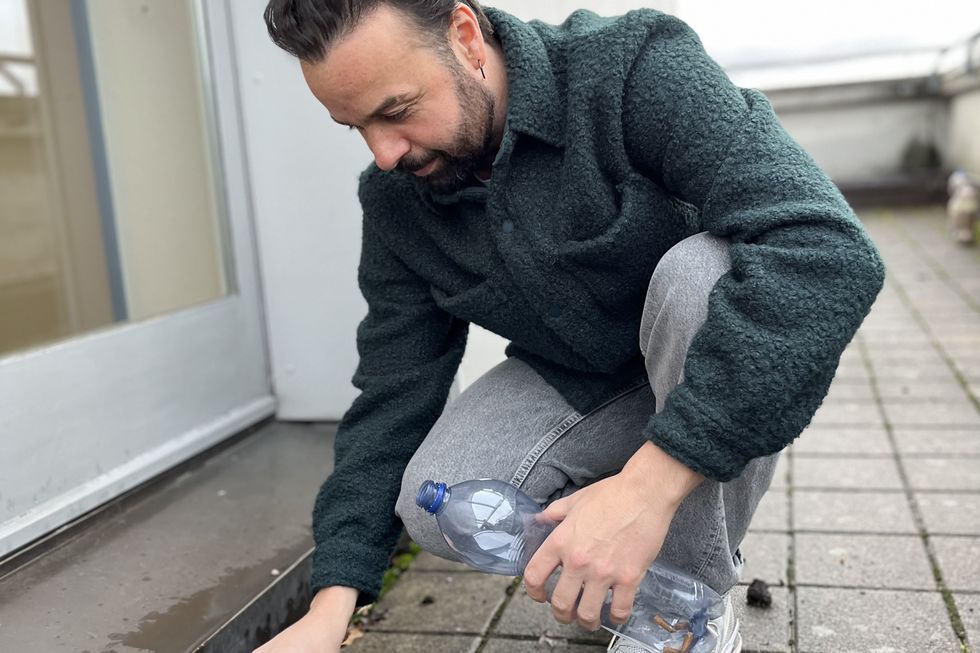 Manuel Hirschi sammelt Zigarettenstummel vom Boden auf. Foto: zVg