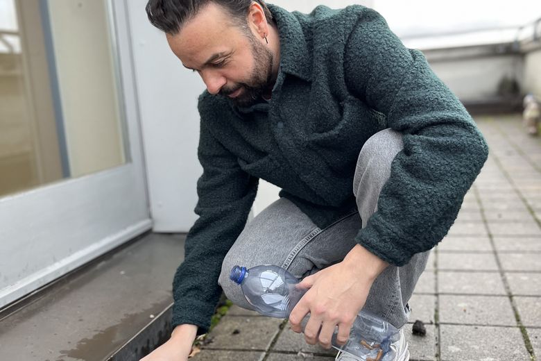 Manuel Hirschi sammelt Zigarettenstummel vom Boden auf. Foto: zVg