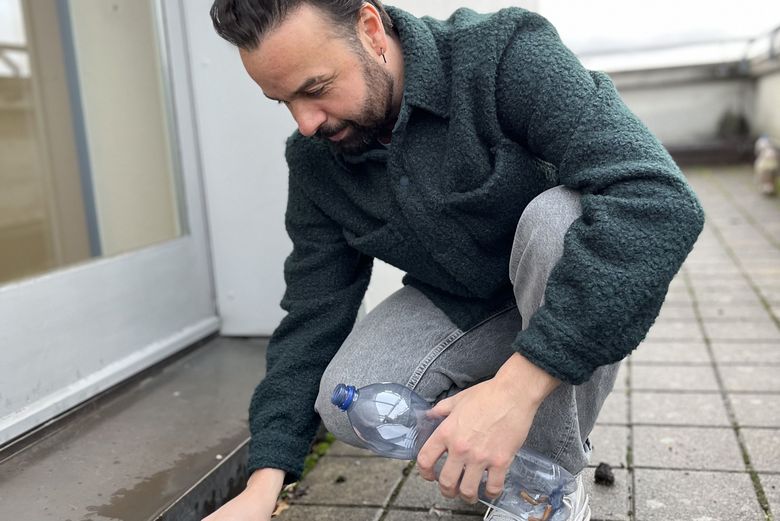 Manuel Hirschi sammelt Zigarettenstummel vom Boden auf. Foto: zVg