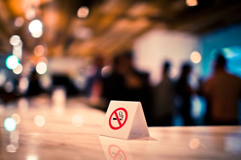 Ein kleines Schild in einer Bar weist auf ein Rauchverbot hin.