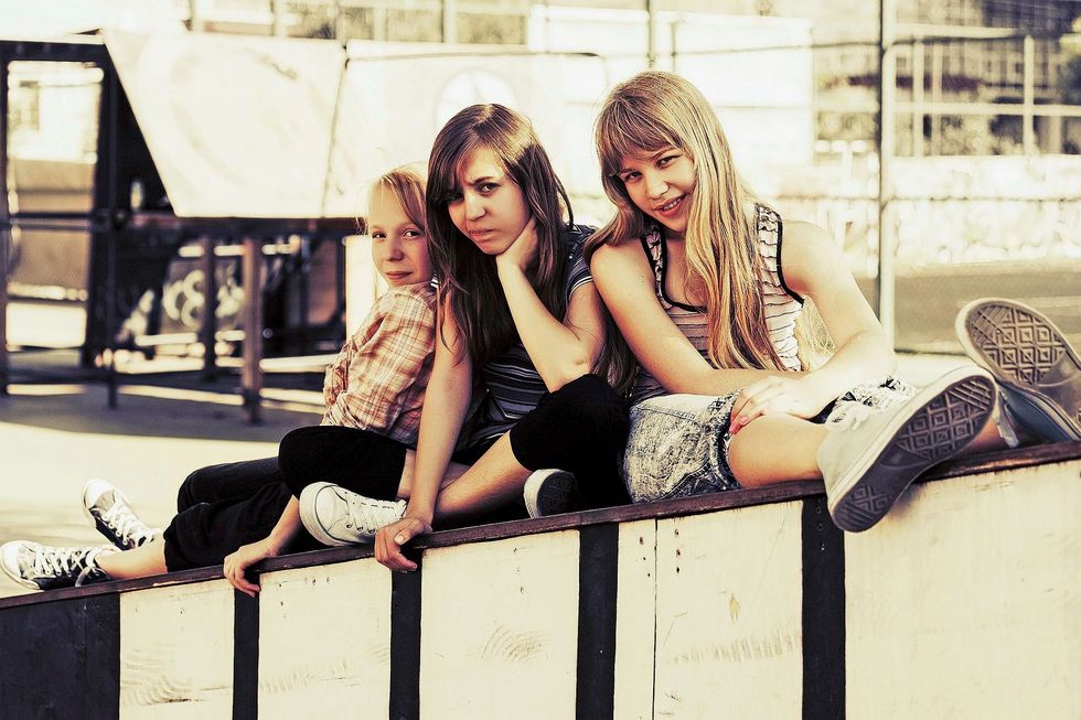 900547198 Jugendliche sitzen herum.