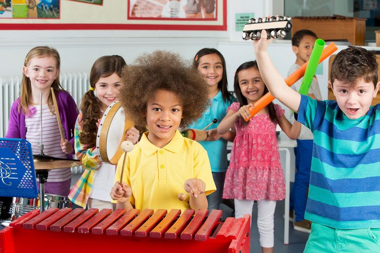 Kinder spielen verschiedene Instrumenten. 